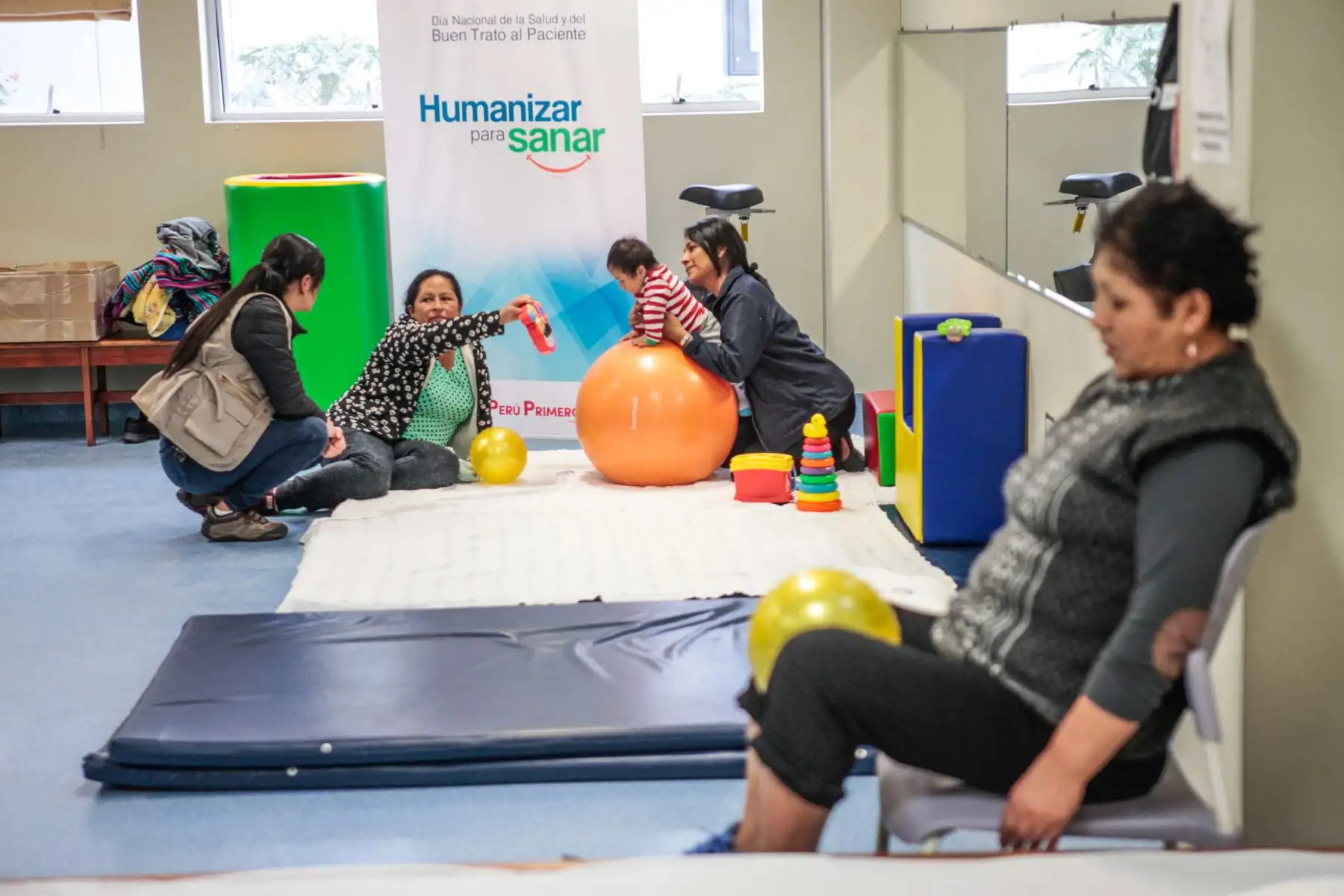 La ministra de Salud  Zulema Tomás, recorre el hospital de emergencias de alta complejidad en Villa El Salvador para conocer experiencias de buen trato con motivo del Dia Nacional de la Salud y el Buen Trato al Paciente. Foto: ANDINA/Miguel Mejía