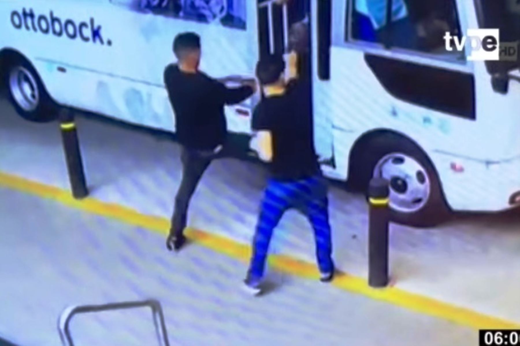 Imágenes del momento en que dos sujetos asaltan a mano armada a turistas que llegaban en una coaster a un hotel de San Isidro. Foto: ANDINA/Internet.