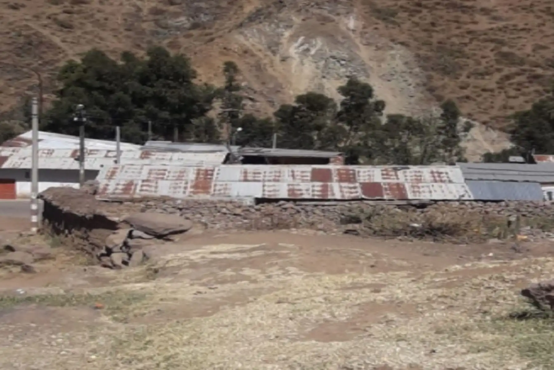 El deslizamiento de dos cerros en el centro poblado de Mayorarca del distrito de Pampas Chico, en la provincia de Recuay, a causa del sismo de 5,2 grados que remeció esta mañana la sierra ancashina, impide el pase de vehículos.