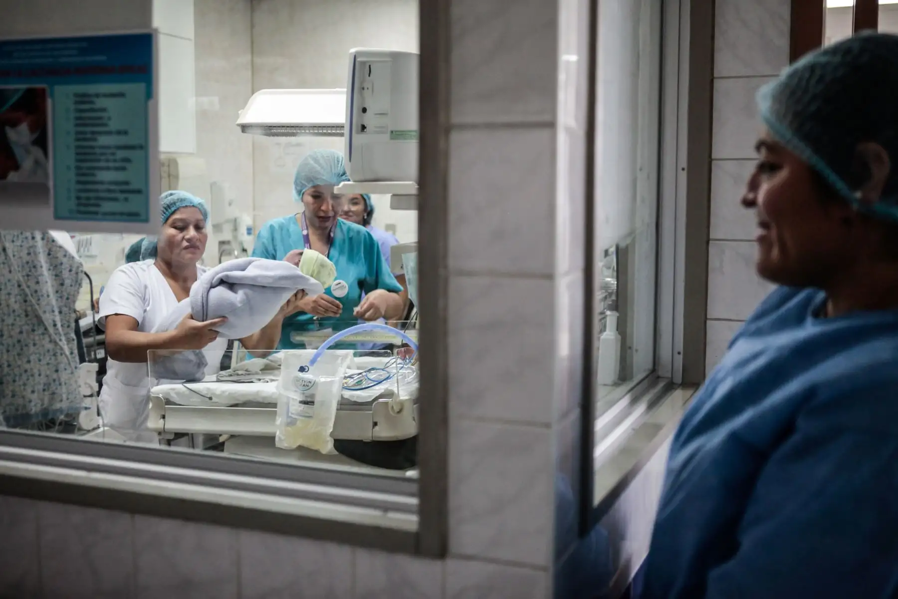 La ministra de Salud Zulema Tomás, recorre la maternidad de Lima para conocer experiencias de buen trato con motivo del Dia Nacional de la Salud y el Buen Trato al Paciente; como parte del énfasis en el trabajo que se realiza en los establecimientos de salud Lima y regiones. Foto: ANDINA/ Miguel Mejía