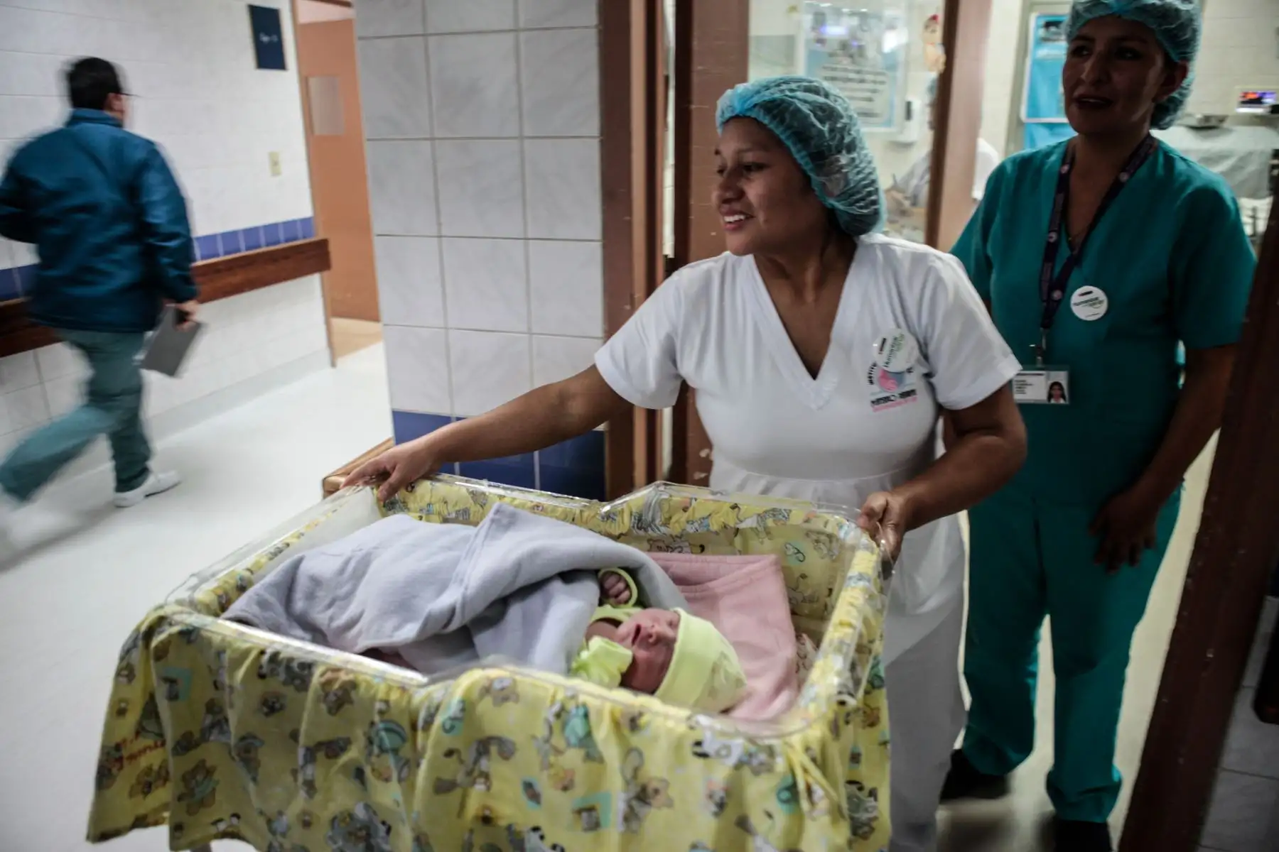 La ministra de Salud Zulema Tomás, recorre la maternidad de Lima para conocer experiencias de buen trato con motivo del Dia Nacional de la Salud y el Buen Trato al Paciente; como parte del énfasis en el trabajo que se realiza en los establecimientos de salud Lima y regiones. Foto: ANDINA/ Miguel Mejía
