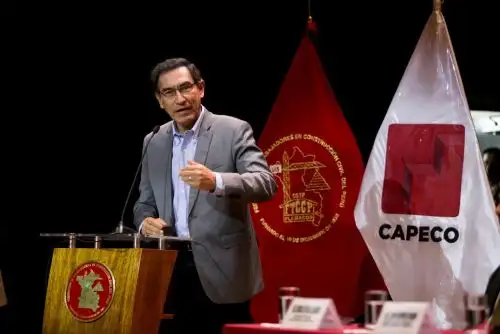 Presidente Martín Vizcarra asiste a firma de convenio colectivo entre Capeco y Trabajadores en construcción civil.