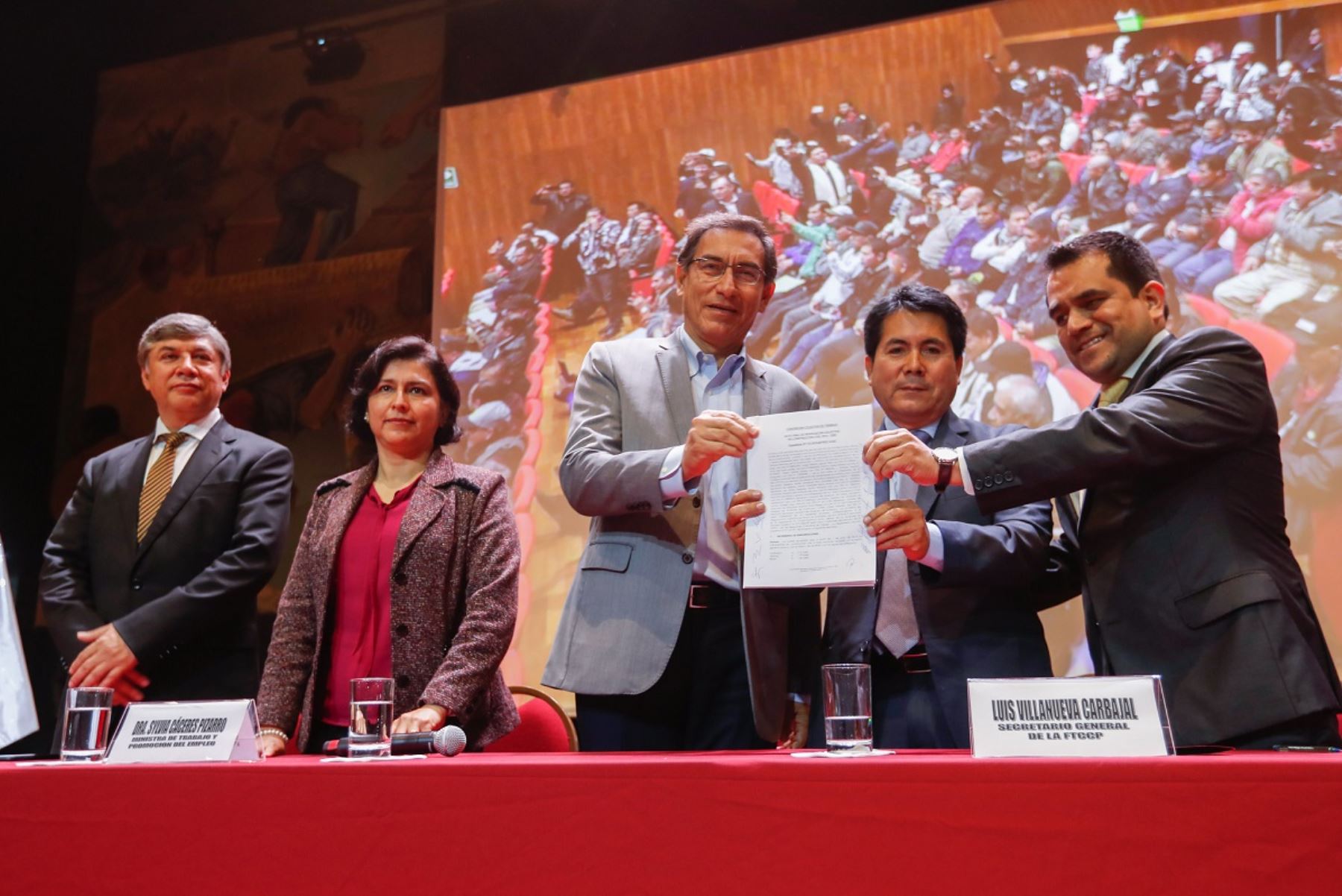 Presidente Vizcarra participó en la firma del acta final de negociación colectiva en construcción civil. Foto: Cortesía.