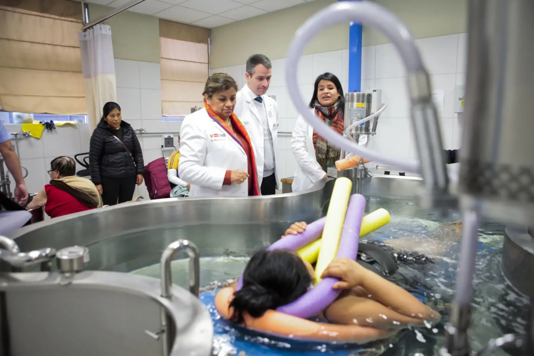 La ministra de Salud Zulema Tomás, recorre el hospital de emergencias de alta complejidad en Villa El Salvador para conocer experiencias de buen trato con motivo del Dia Nacional de la Salud y el Buen Trato al Paciente. Foto: ANDINA/Miguel Mejía