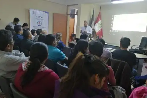 Alrededor de 60 progenitores denunciados por agredir física y psicológicamente a sus hijos participaron en la Escuela para Padres creada por la Corte Superior de Justicia de Arequipa. Foto: ANDINA/Rocío Méndez