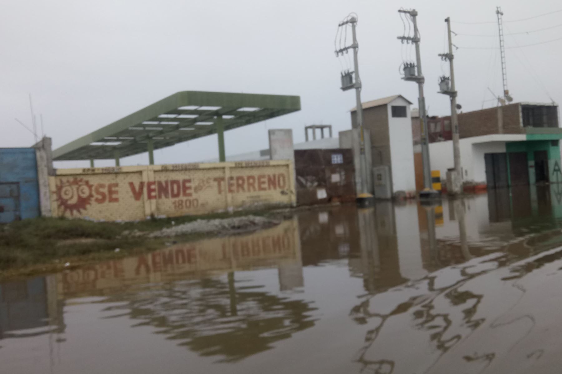Por segundo día consecutivo se registró un aniego en el distrito de Nuevo Chimbote, región Áncash, y afectó varias viviendas. Foto: ANDINA/Gonzalo Horna