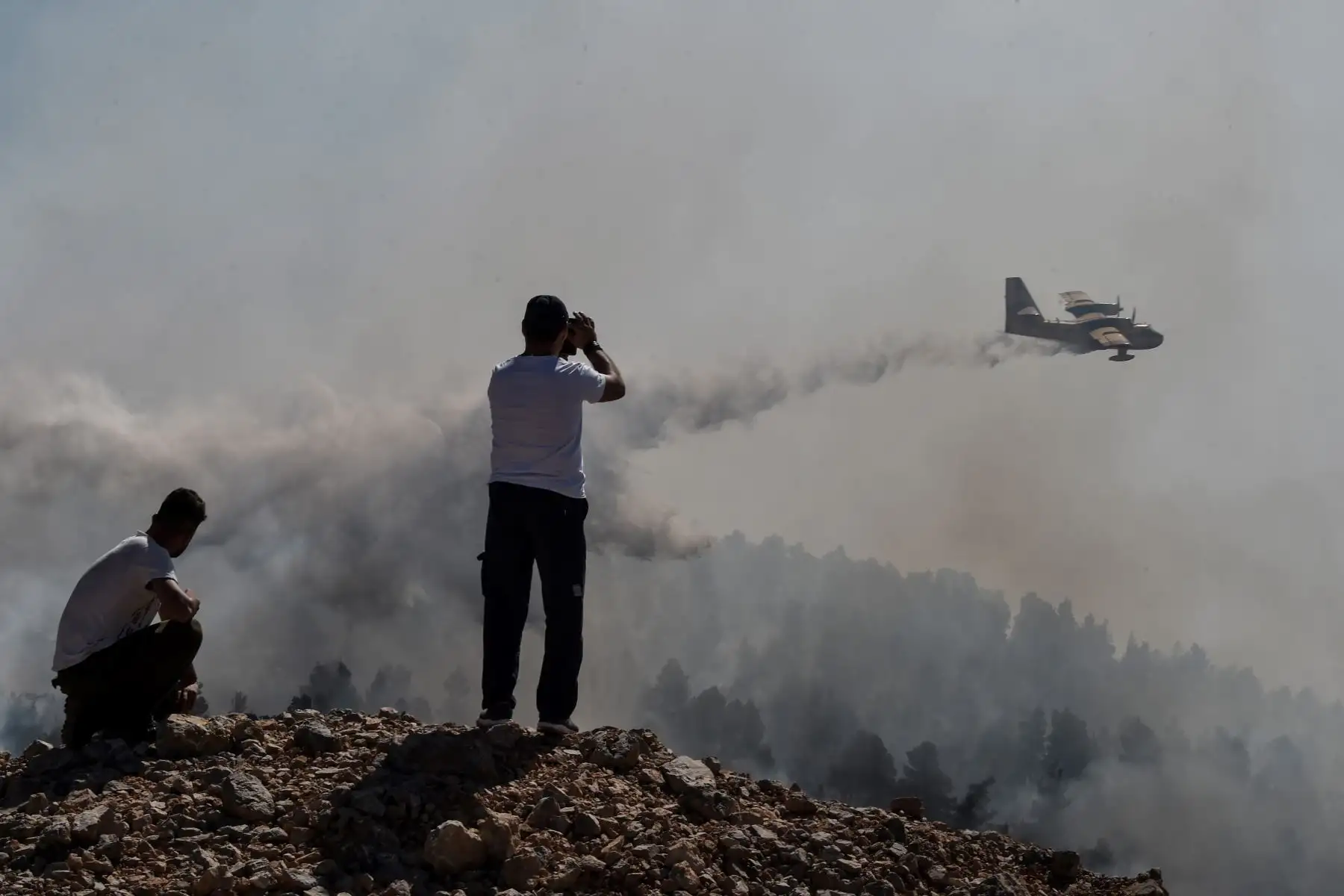 Un avión arroja agua sobre un incendio forestal cerca del pueblo de Stavros, en la isla griega de Evia: Foto: AFP