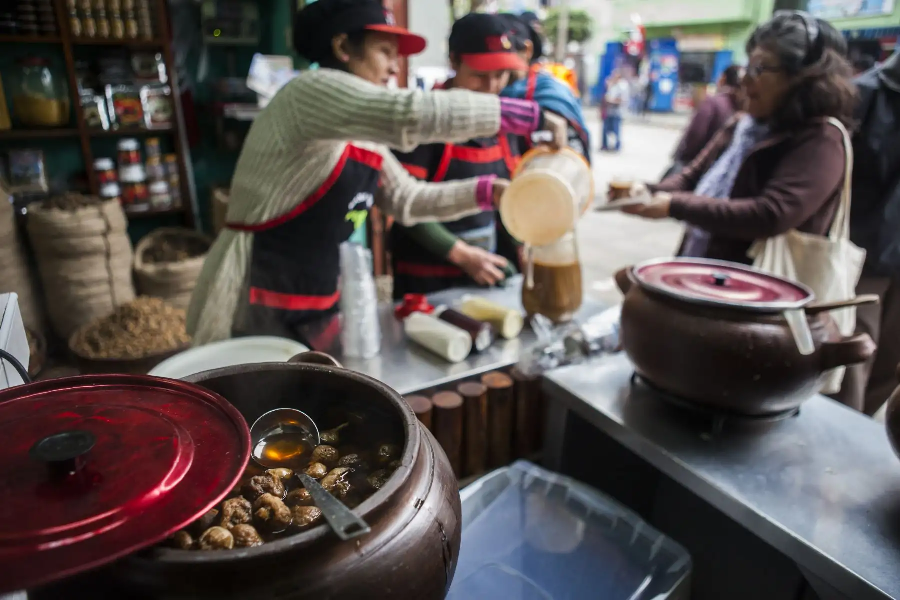 En pleno corazón del emporio comercial de Gamarra, en Jr. Humbolt, los productos derivados de la maca son el religioso desayuno del día. 
Foto: ANDINA/ Miguel Mejía Castro