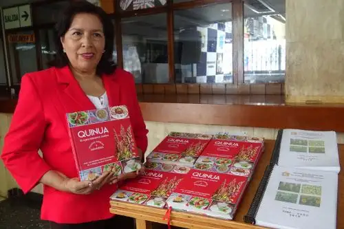 Docentes de la Universidad Nacional del Altiplano de Puno presentan recetario de comida a base de quinua para masificar su consumo.