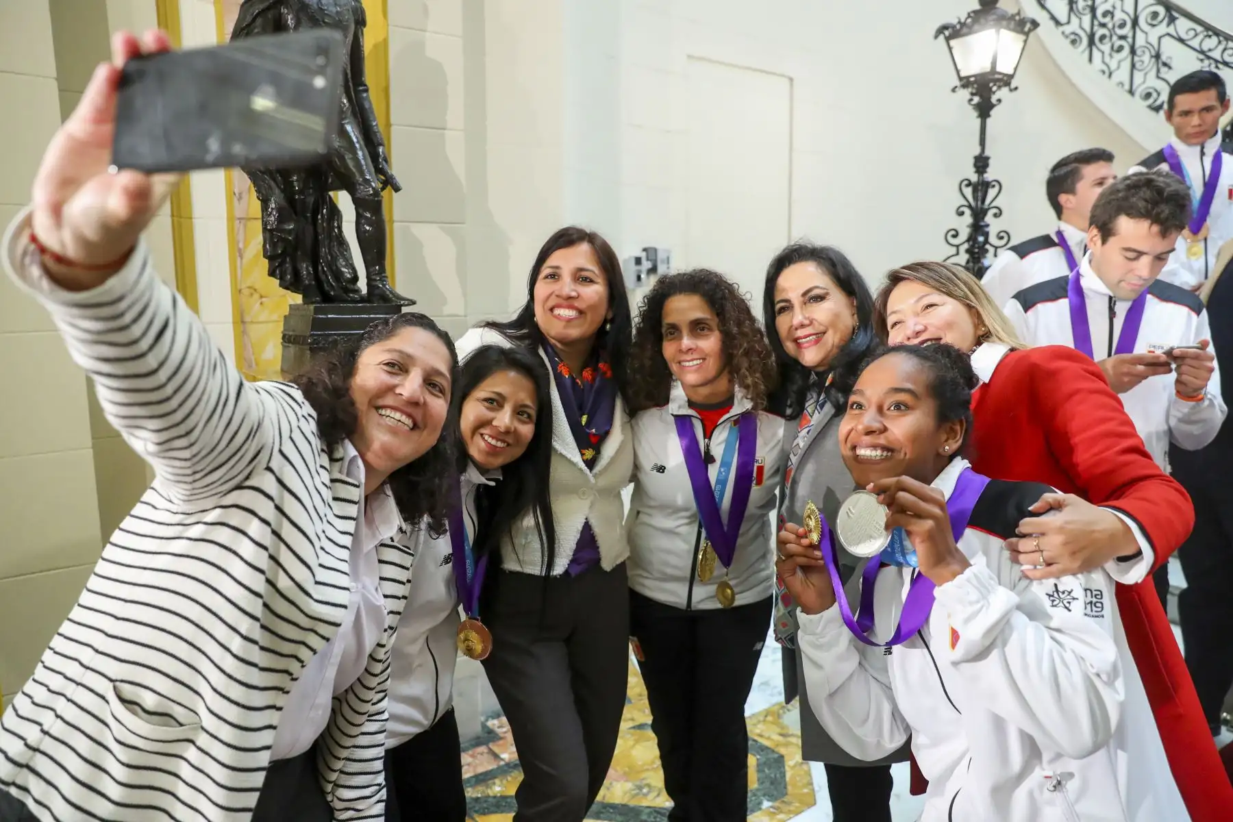 Deportistas nacionales que ganaron una medalla en los Juegos Panamericanos Lima 2019 en Palacio de Gobierno. Foto: ANDINA/Juan Pablo Azabache/ Prensa Presidencia