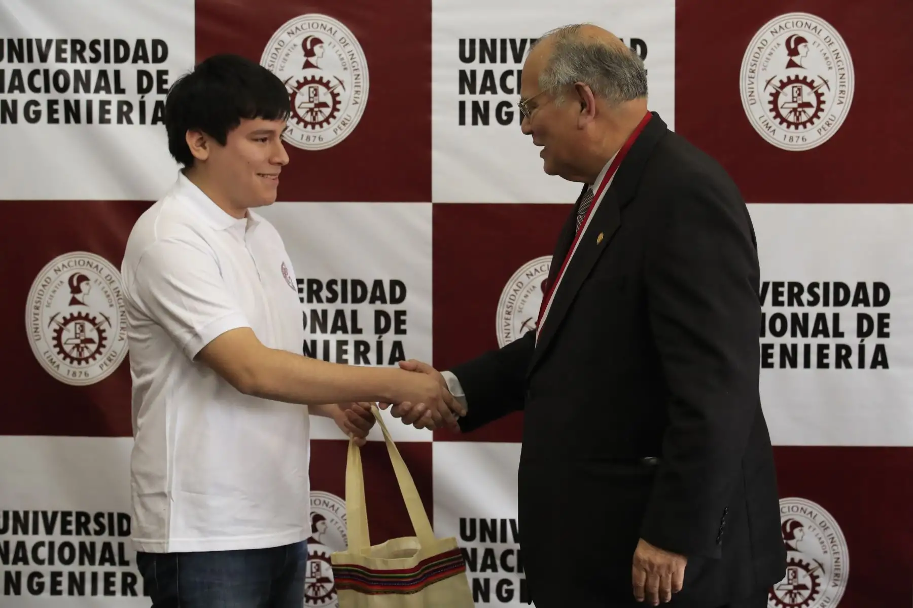 El Rector de la Universidad Nacional de Ingenieria, Dr. Jorge Alva Hurtado presentó a Diego Bayes Santos y Diego Vargas, postulantes que ingresaron en los dos primeros puestos a dicha universidad.

Foto: ANDINA/Juan Carlos Guzman Negrini