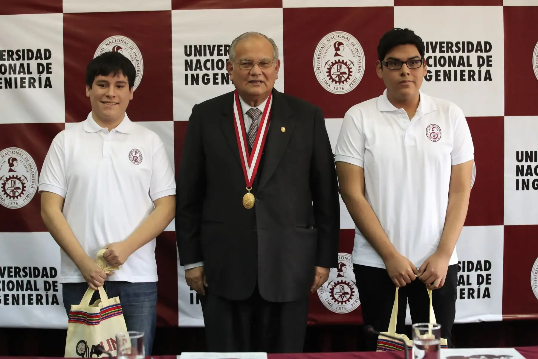 El Rector de la Universidad Nacional de Ingenieria, Dr. Jorge Alva Hurtado presentó a Diego Bayes Santos y Diego Vargas, postulantes que ingresaron en los dos primeros puestos a dicha universidad.

Foto: ANDINA/Juan Carlos Guzman Negrini