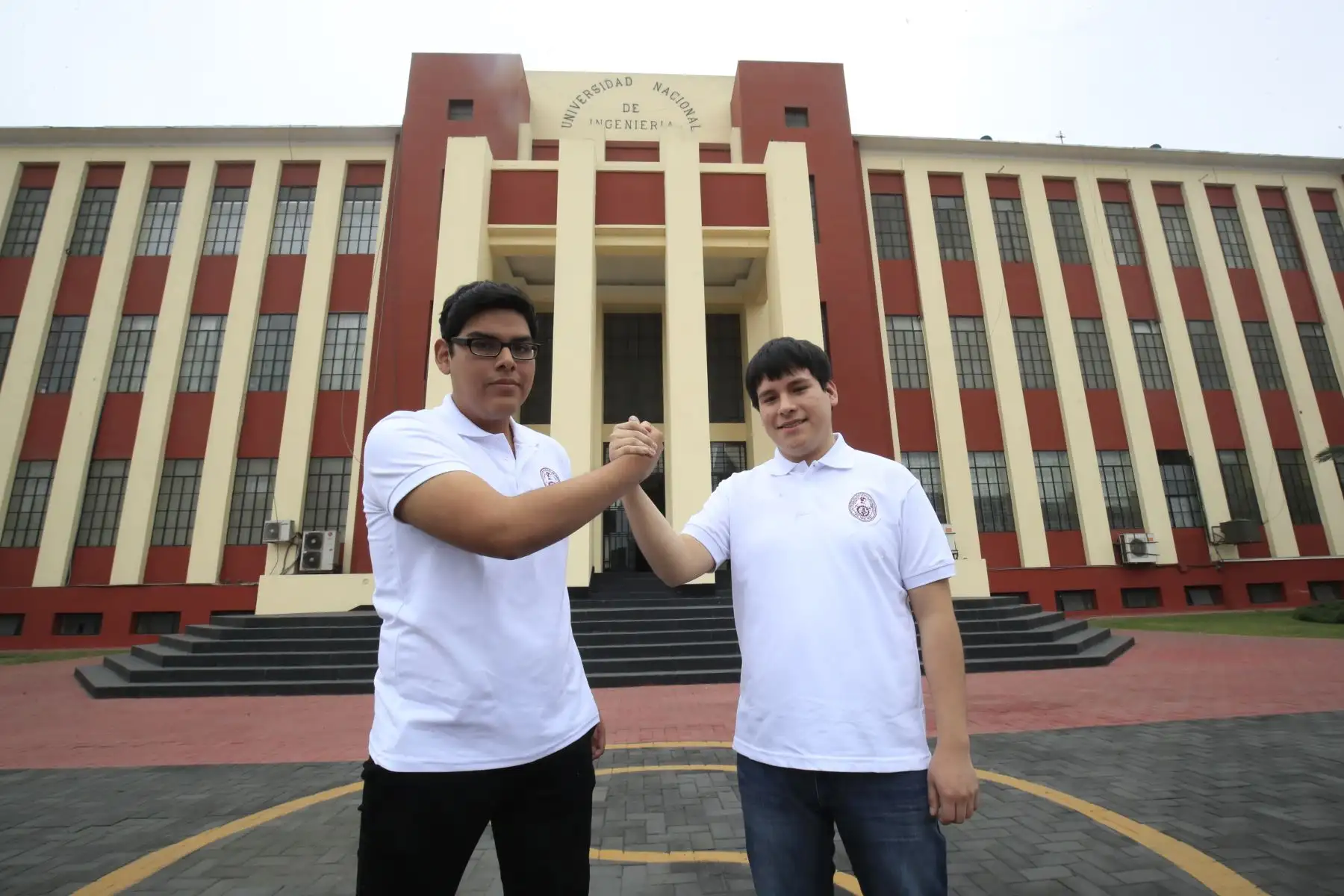 El Rector de la Universidad Nacional de Ingenieria, Dr. Jorge Alva Hurtado presentó a Diego Bayes Santos y Diego Vargas, postulantes que ingresaron en los dos primeros puestos a dicha universidad.

Foto: ANDINA/Juan Carlos Guzman Negrini