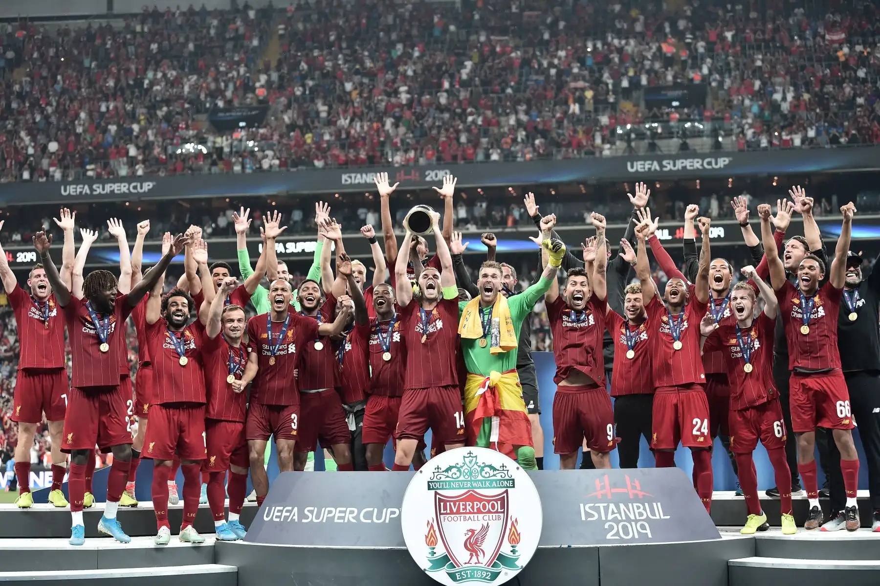 El equipo de Liverpool posa con el trofeo después de ganar el partido de fútbol de la Supercopa de la UEFA 2019 entre el FC Liverpool y el FC Chelsea en el Besiktas Park Stadium en Estambul.Foto:AFP
