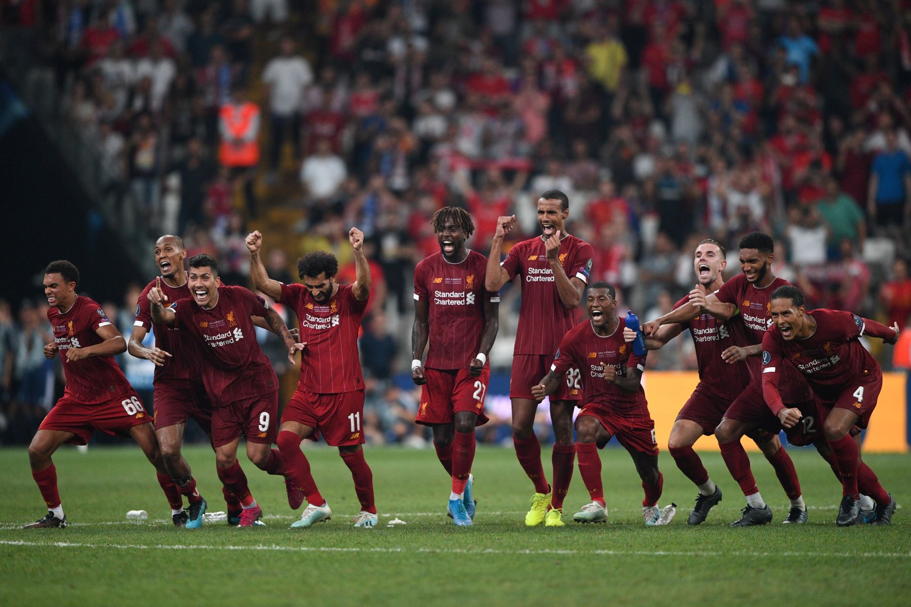 Los jugadores del Liverpool celebran haber ganado el partido de fútbol de la Supercopa de la UEFA 2019 entre el FC Liverpool y el Chelsea en el Besiktas Park Stadium de Estambul.Foto:AFP