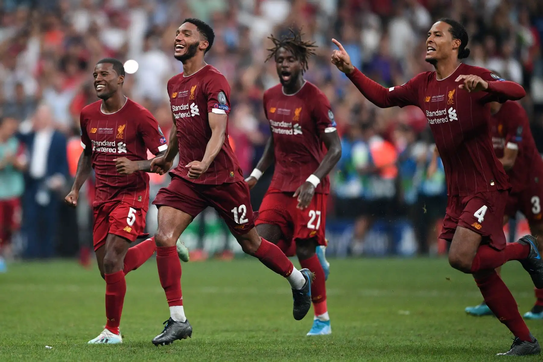 Los jugadores del Liverpool celebran haber ganado el partido de fútbol de la Supercopa de la UEFA 2019 entre el FC Liverpool y el Chelsea en el Besiktas Park Stadium de Estambul.Foto:AFP