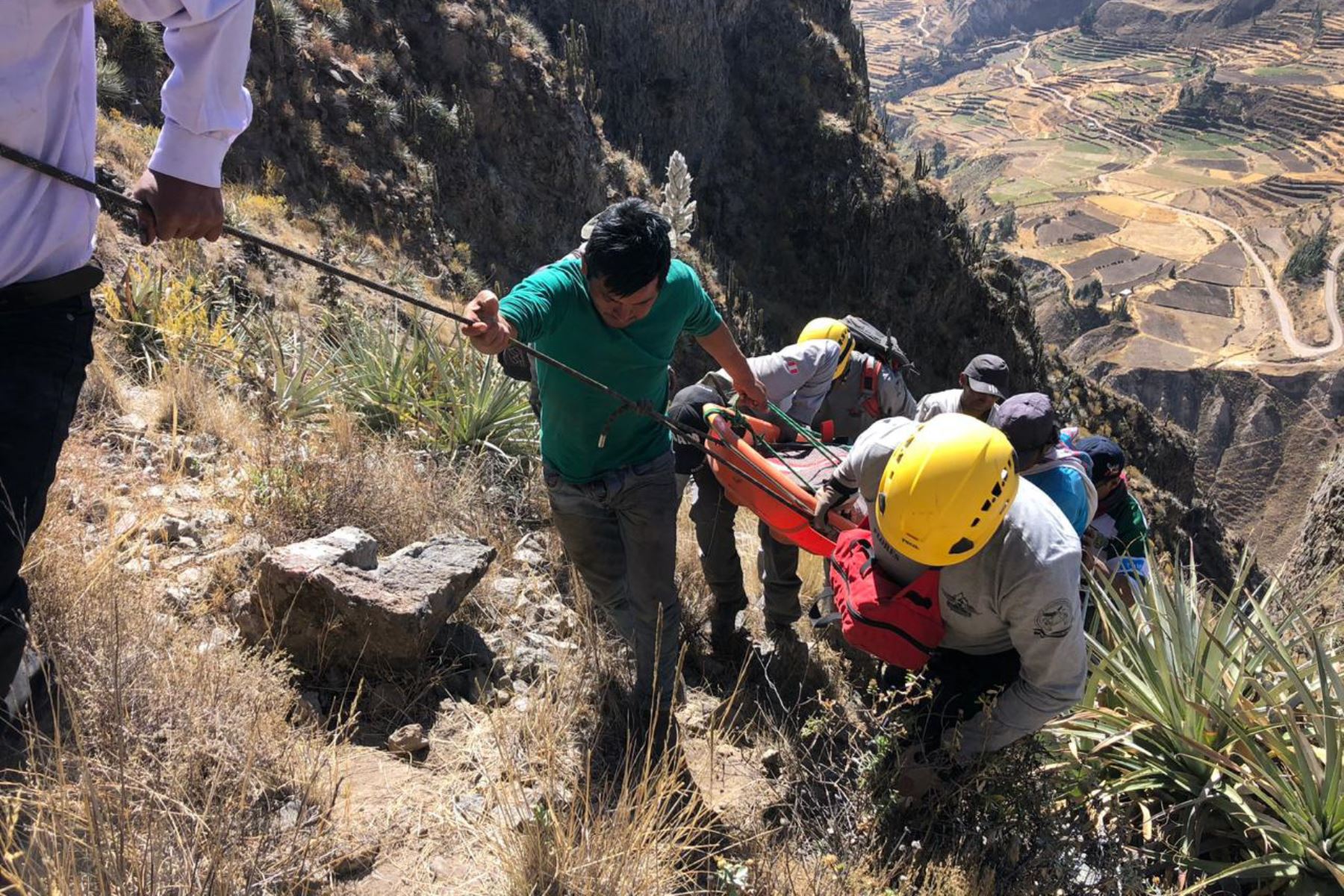 ANDINA/DifusiónAgentes de la Unidad de Salvamento de Alta Montaña de la Policía hallaron a desaparecido en un barranco de valle del Colca, Arequipa. ANDINA/Difusión