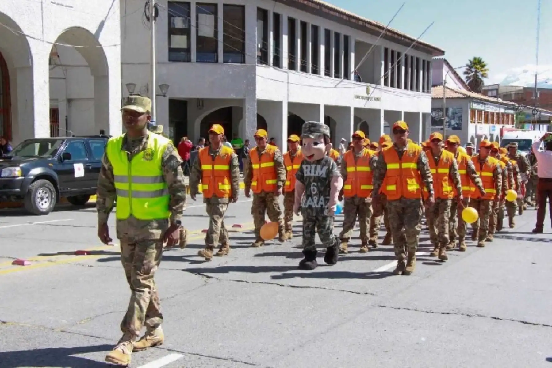 Con un vistoso pasacalle autoridades de diversas instituciones de Huaraz, en la región Áncash, exhortaron a la población a participar hoy del Segundo Simulacro Nacional de Sismo y Tsunami que se realizará a escala nacional desde las 15:00 horas.
