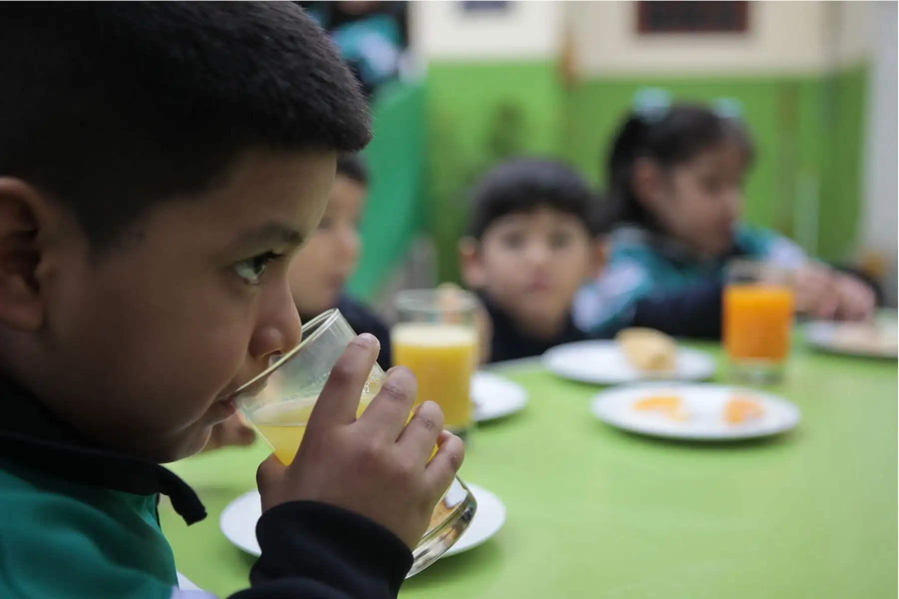 Ministerio de Salud presenta alternativas de desayunos de invierno preparados con cereales andinos y productos de la selva. Niños degustan desayuno de choclo, queso, pan y jugo de maca.
Foto: ANDINA/Miguel Mejía