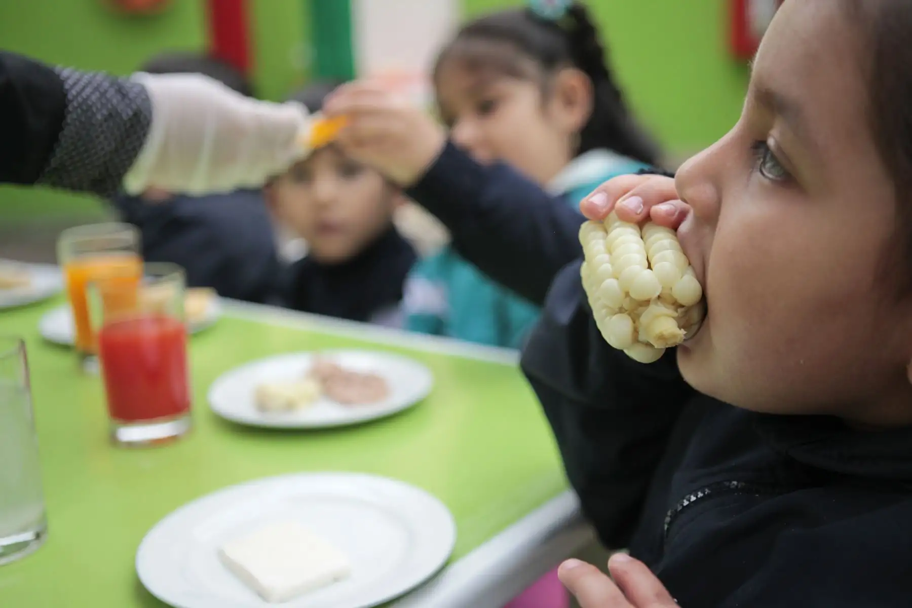 Ministerio de Salud presenta alternativas de desayunos de invierno preparados con cereales andinos y productos de la selva. Niños degustan desayuno de choclo, queso, pan, jugo de fruta y maca.
Foto: ANDINA/Miguel Mejía