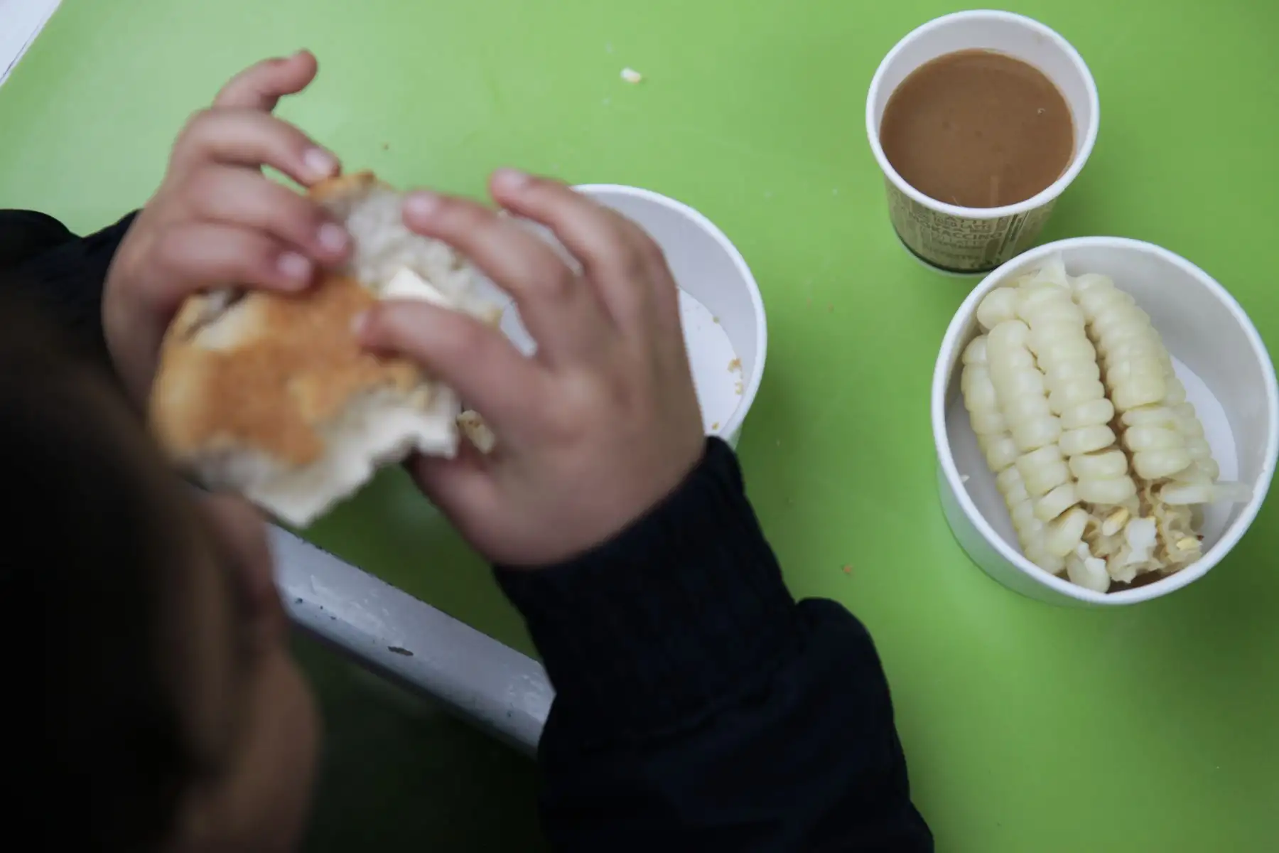 Ministerio de Salud presenta alternativas de desayunos de invierno preparados con cereales andinos y productos de la selva. Niños degustan desayuno de choclo, queso, pan, jugo de fruta y maca.
Foto: ANDINA/Miguel Mejía