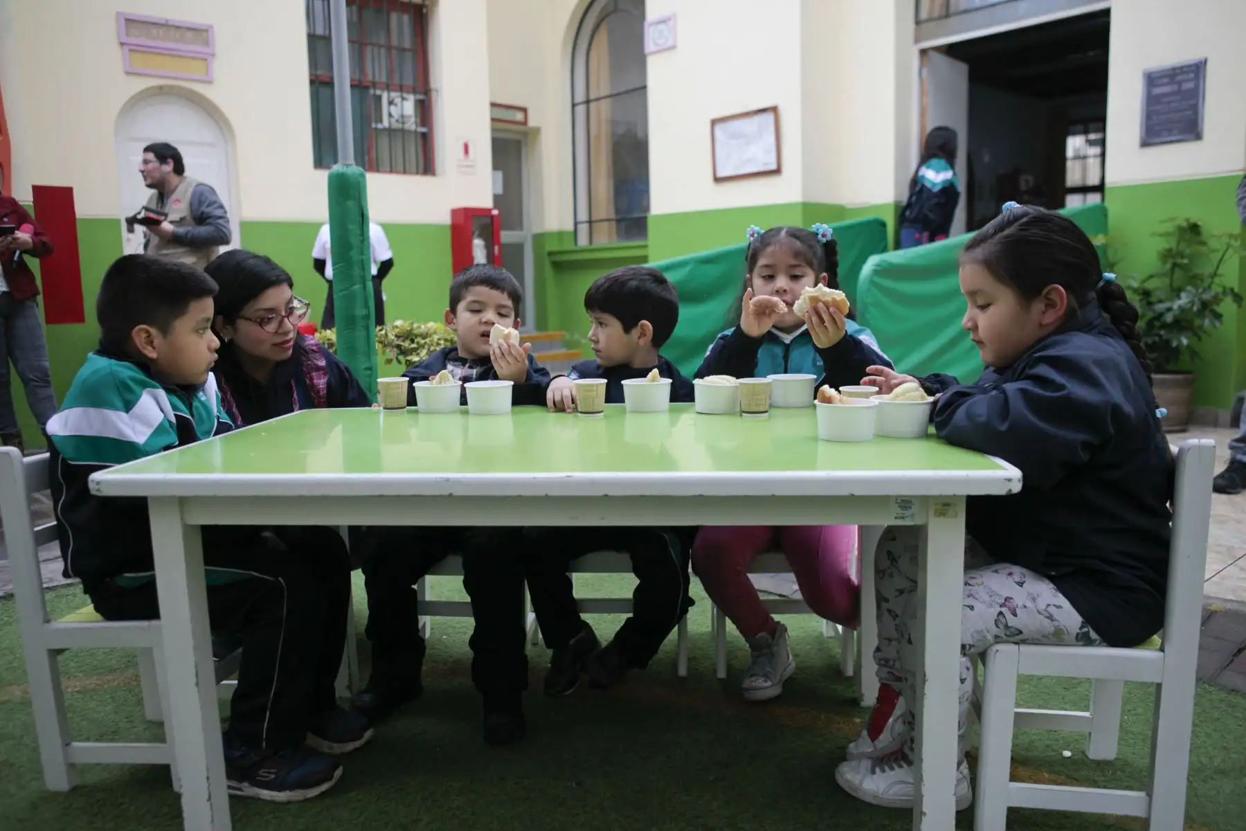 Ministerio de Salud presenta alternativas de desayunos de invierno preparados con cereales andinos y productos de la selva. Niños degustan desayuno de choclo, queso, pan, jugo de fruta y maca.
Foto: ANDINA/Miguel Mejía