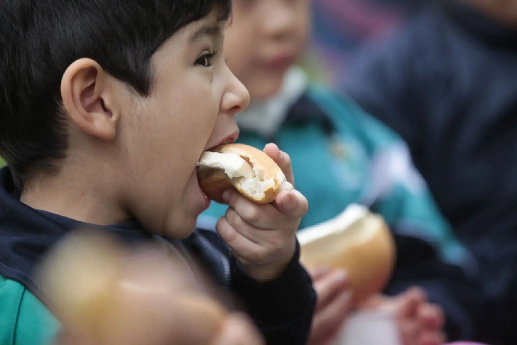 Ministerio de Salud presenta alternativas de desayunos de invierno preparados con cereales andinos y productos de la selva. Niños degustan desayuno de choclo, queso, pan, jugo de fruta y maca.
Foto: ANDINA/Miguel Mejía