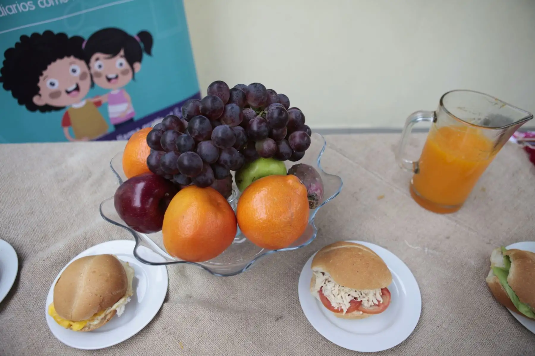 Ministerio de Salud presenta alternativas de desayunos de invierno preparados con cereales andinos y productos de la selva. Niños degustan desayuno de choclo, queso, pan, jugo de fruta y maca.
Foto: ANDINA/Miguel Mejía
