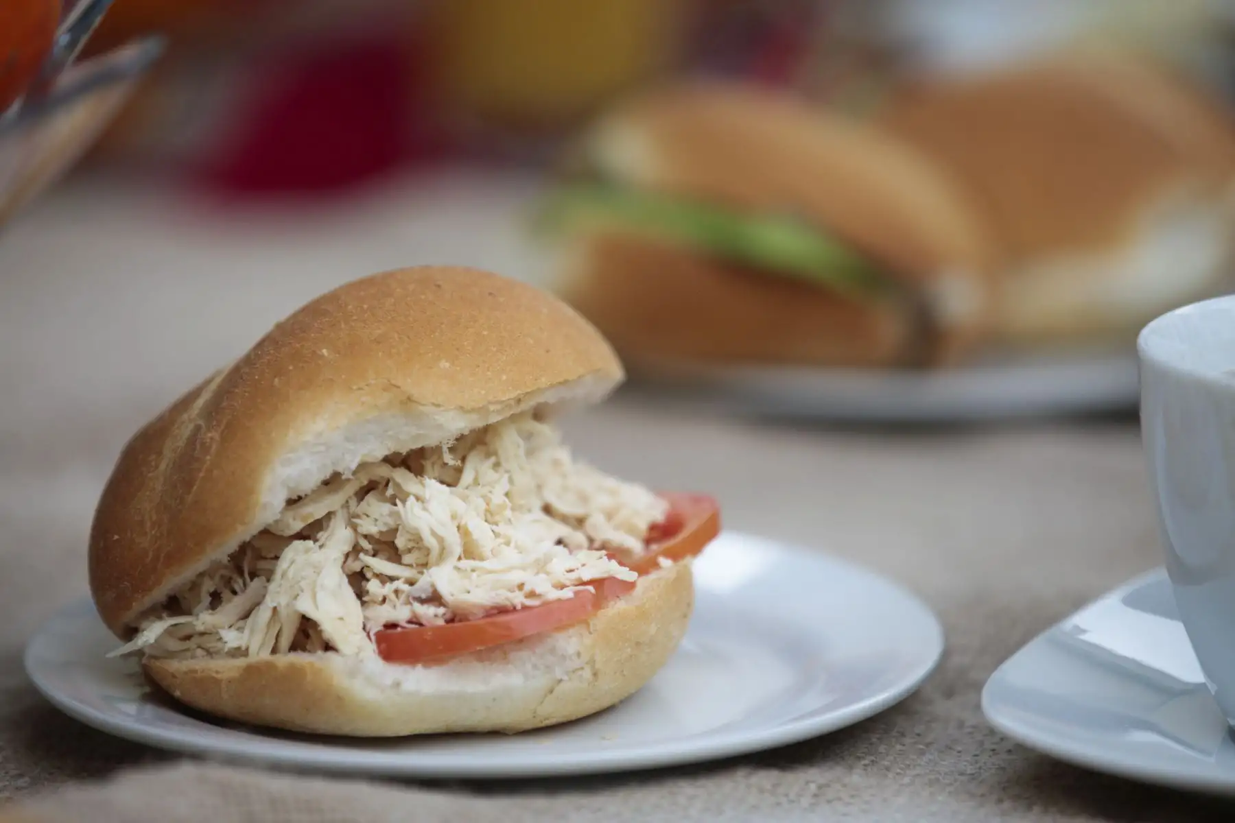 Pan con pollo. Ministerio de Salud presenta alternativas de desayunos de invierno preparados con cereales andinos y productos de la selva. Niños degustan desayuno de choclo, queso, pan, jugo de fruta y maca.
Foto: ANDINA/Miguel Mejía