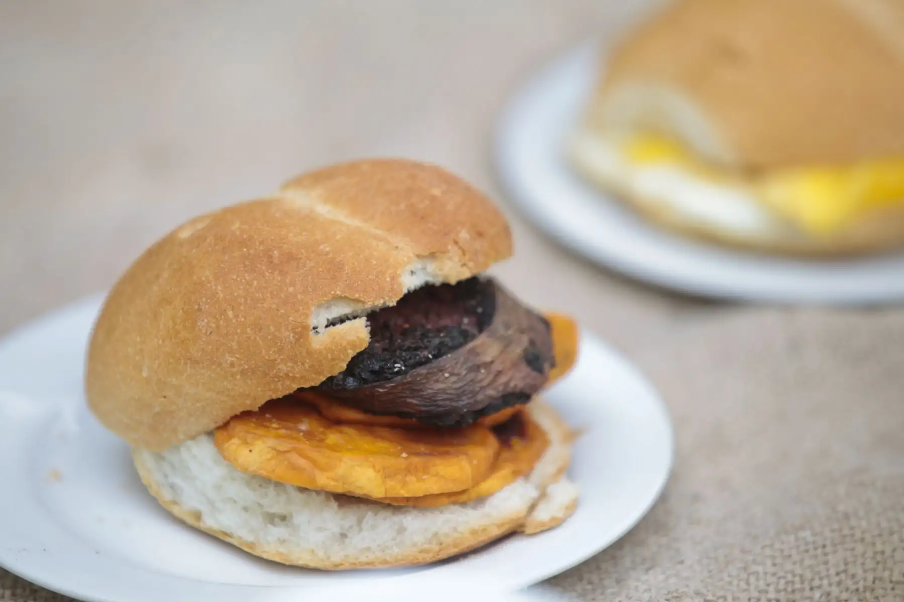 Pan con relleno. Ministerio de Salud presenta alternativas de desayunos de invierno preparados con cereales andinos y productos de la selva. Niños degustan desayuno de choclo, queso, pan, jugo de fruta y maca.
Foto: ANDINA/Miguel Mejía
