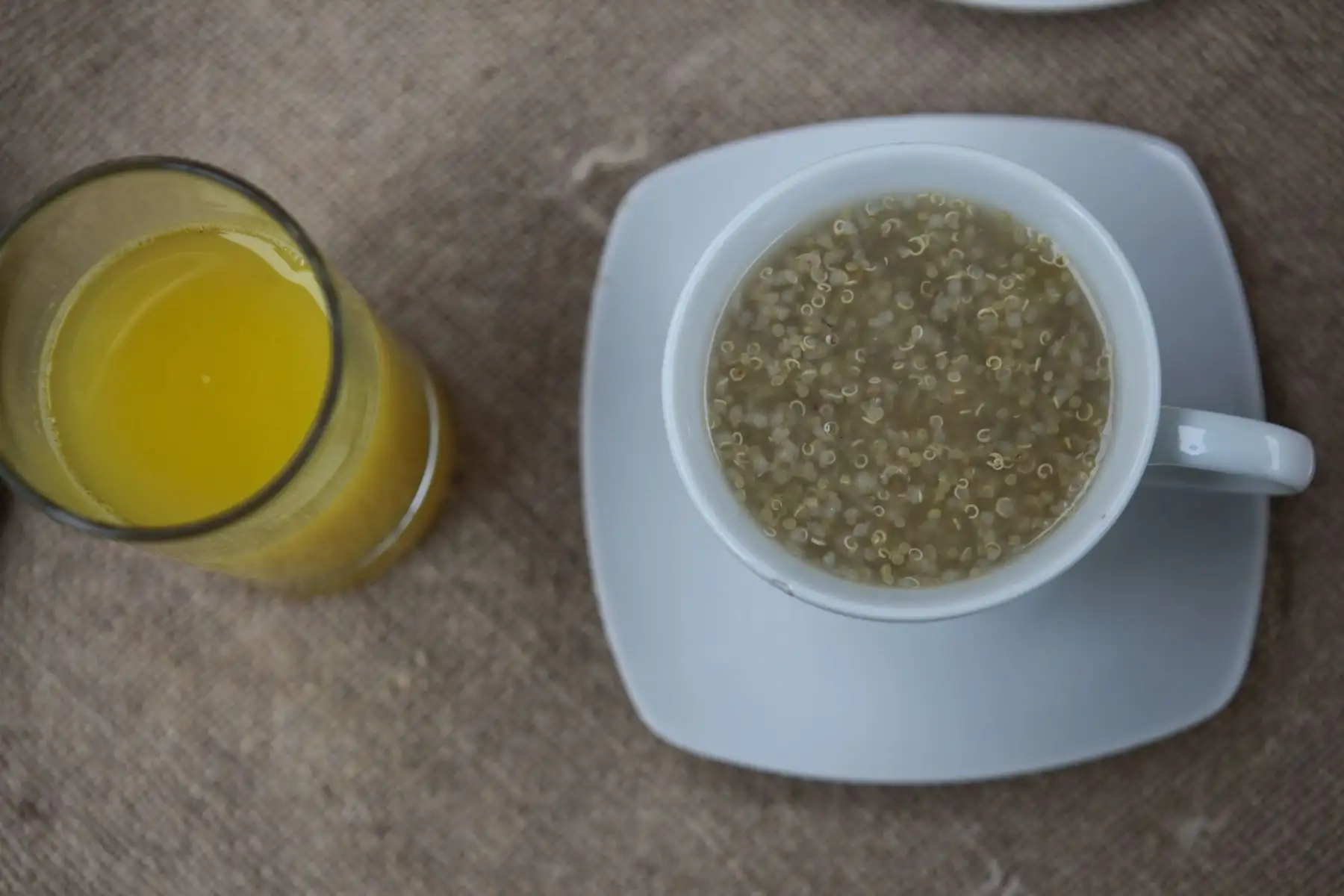 Quinua y jugo de naranja. Ministerio de Salud presenta alternativas de desayunos de invierno preparados con cereales andinos y productos de la selva. Niños degustan desayuno de choclo, queso, pan, jugo de fruta y maca.
Foto: ANDINA/Miguel Mejía
