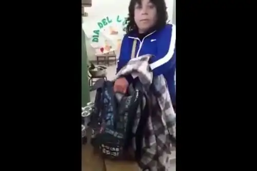 Padres de familia sorprenden a Silvia Liliana Rebaza del Águila, directora de colegio de distrito de Sanagorán, La Libertad, llevándose alimentos de Qali Warma.