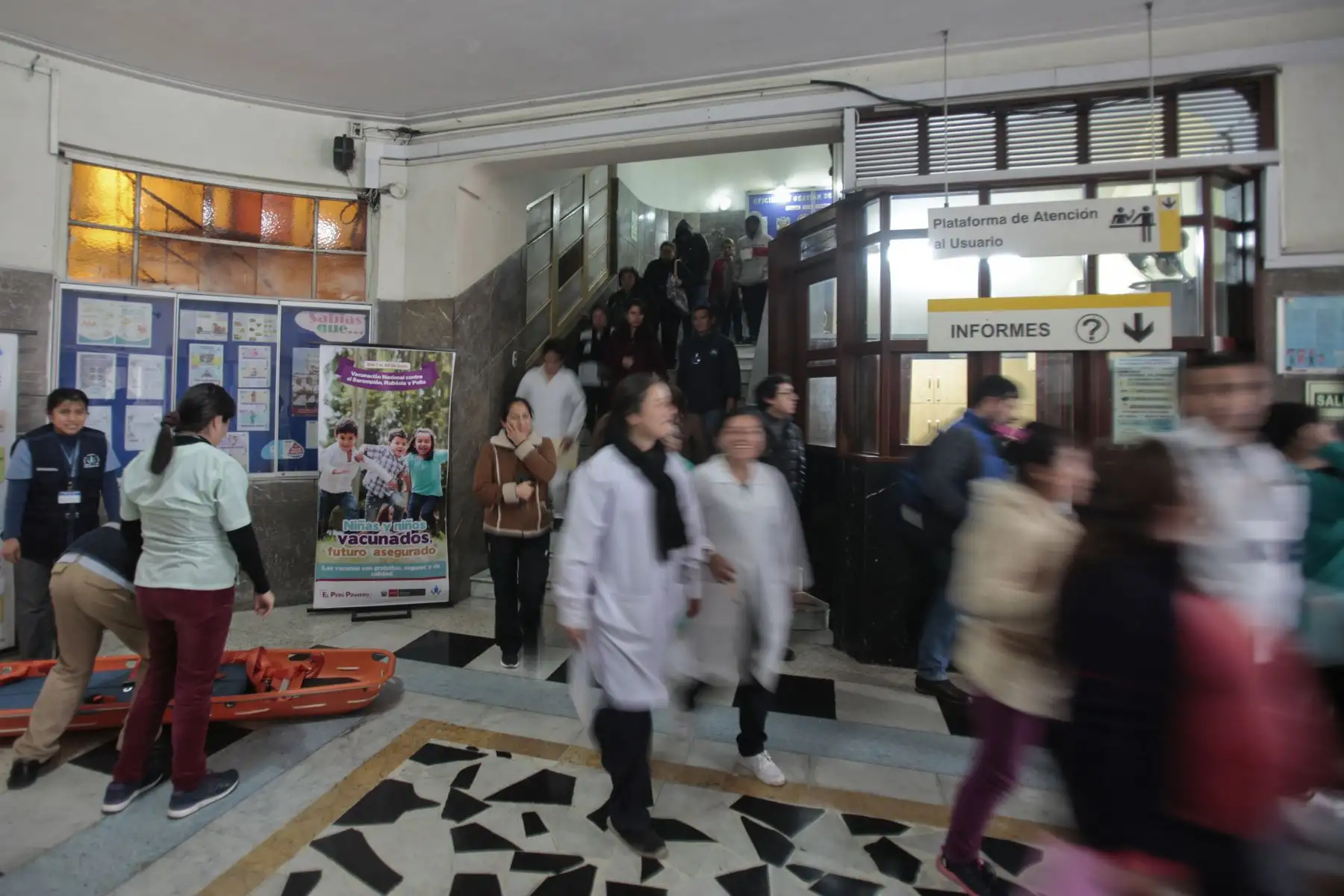 Hospital San Bartolomé. Peruanos participaron hoy en el Simulacro Nacional de Sismo y Tsunami en el litoral peruano y en el Simulacro Nacional Multipeligro en el interior del país, ejercicio preventivo desarrollado por el Instituto Nacional de Defensa Civil (Indeci).
Foto: ANDINA/Miguel Mejía Castro