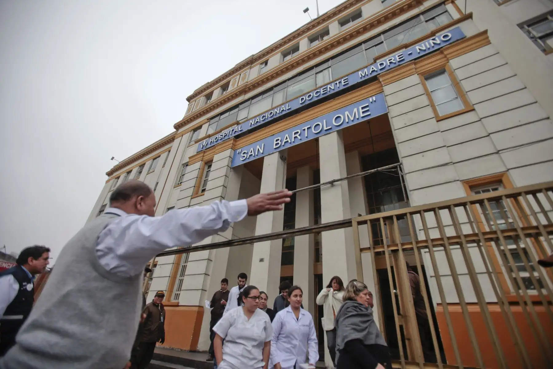 Hospital San Bartolomé. Peruanos participaron hoy en el Simulacro Nacional de Sismo y Tsunami en el litoral peruano y en el Simulacro Nacional Multipeligro en el interior del país, ejercicio preventivo desarrollado por el Instituto Nacional de Defensa Civil (Indeci).
Foto: ANDINA/Miguel Mejía Castro