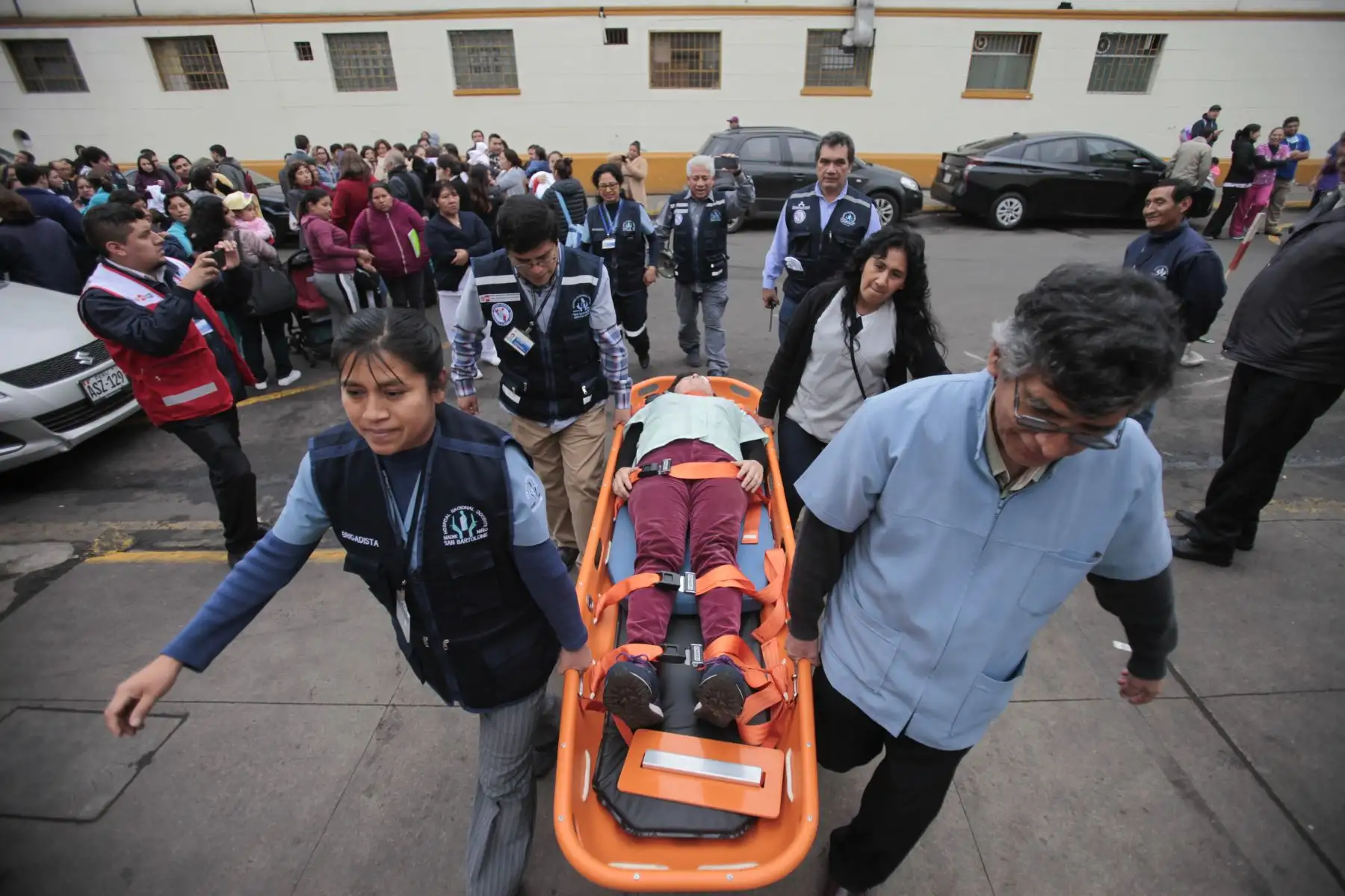 Hospital San Bartolomé. Peruanos participaron hoy en el Simulacro Nacional de Sismo y Tsunami en el litoral peruano y en el Simulacro Nacional Multipeligro en el interior del país, ejercicio preventivo desarrollado por el Instituto Nacional de Defensa Civil (Indeci).
Foto: ANDINA/Miguel Mejía Castro