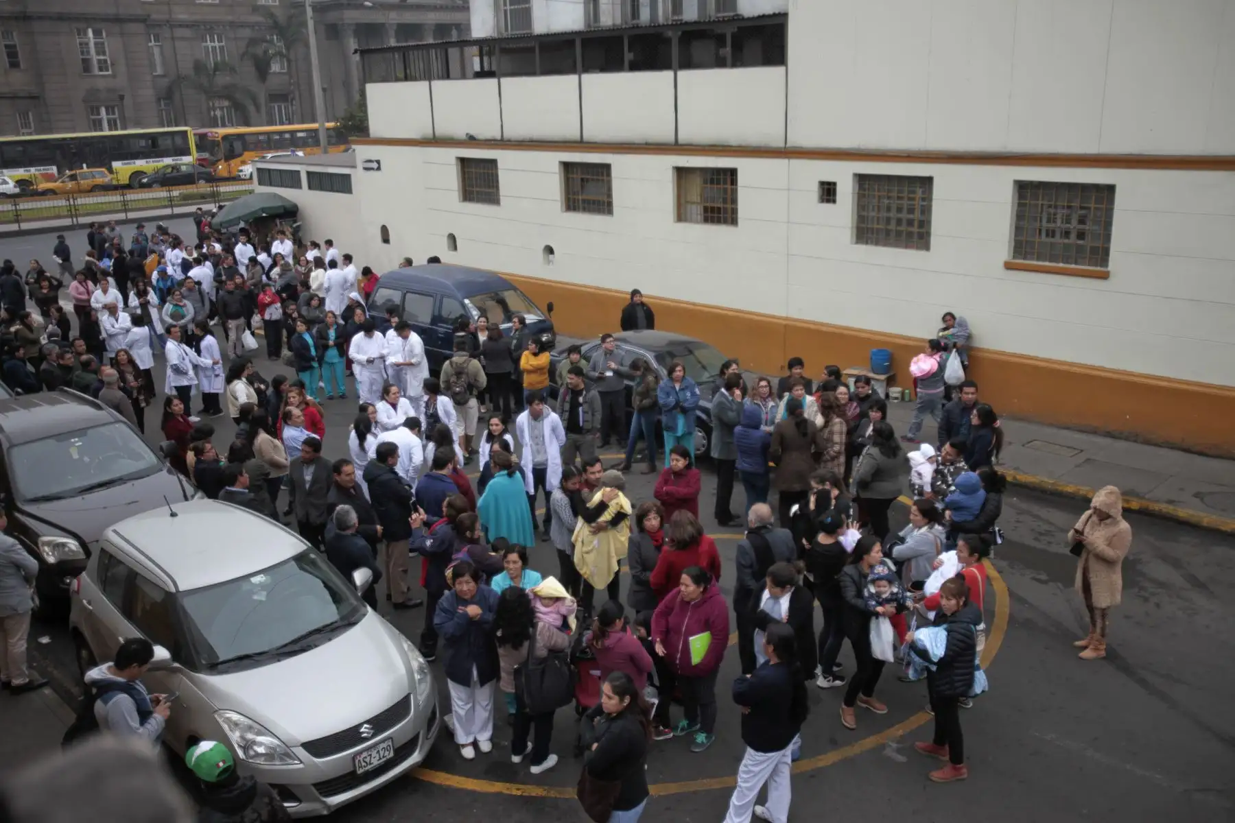 Hospital San Bartolomé. Peruanos participaron hoy en el Simulacro Nacional de Sismo y Tsunami en el litoral peruano y en el Simulacro Nacional Multipeligro en el interior del país, ejercicio preventivo desarrollado por el Instituto Nacional de Defensa Civil (Indeci).
Foto: ANDINA/Miguel Mejía Castro