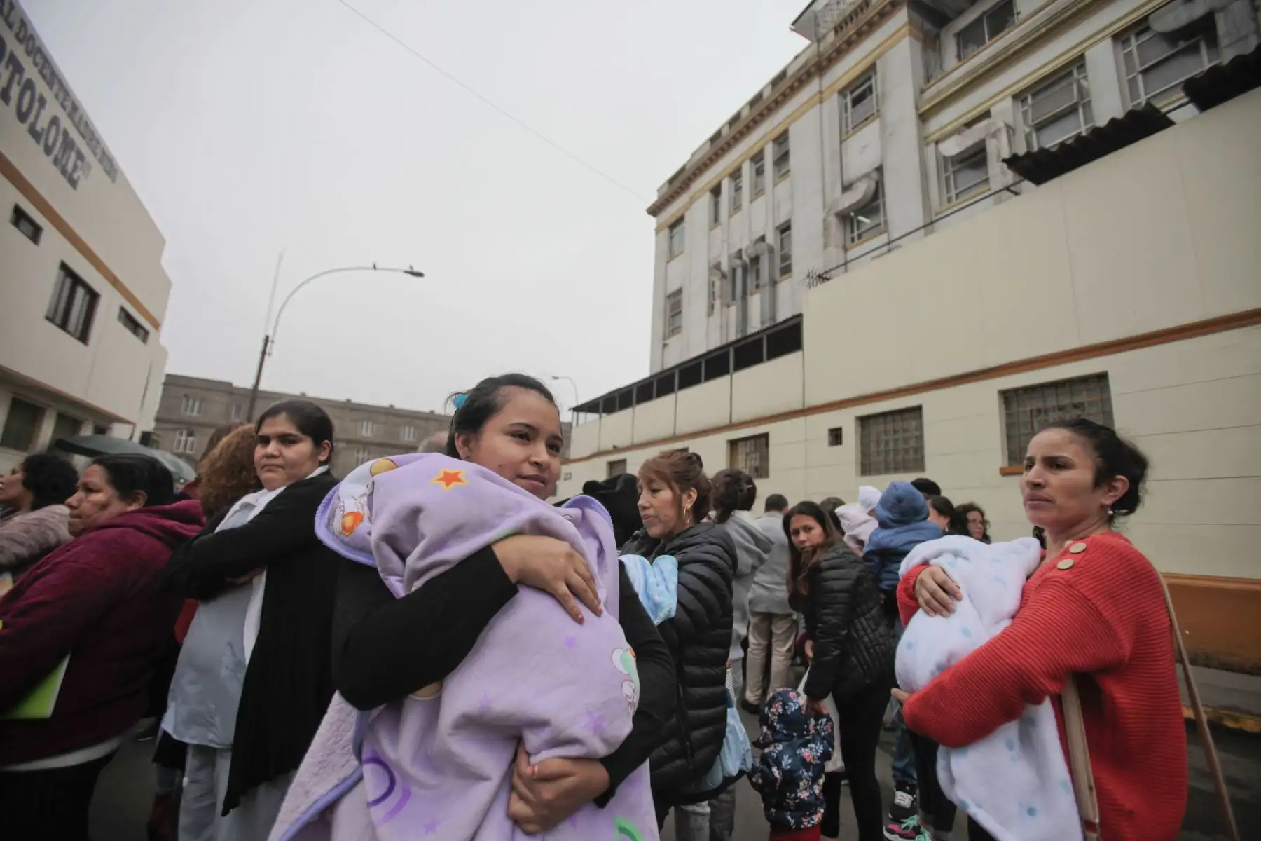 Hospital San Bartolomé. Peruanos participaron hoy en el Simulacro Nacional de Sismo y Tsunami en el litoral peruano y en el Simulacro Nacional Multipeligro en el interior del país, ejercicio preventivo desarrollado por el Instituto Nacional de Defensa Civil (Indeci).
Foto: ANDINA/Miguel Mejía Castro