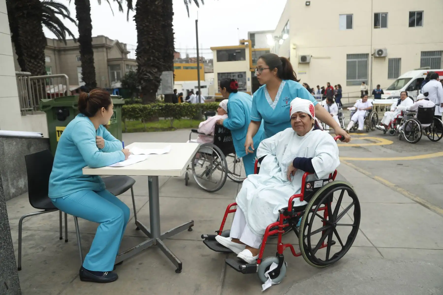Así se vivió el simulacro nacional de sismo y tsunami en el Hospital Nacional Arzobispo Loayza en Lima. Foto: ANDINA/Josue Ramos