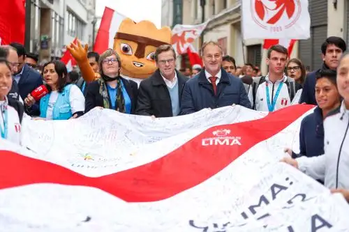 Foto: ANDINA/ caminata con la Gran Camiseta