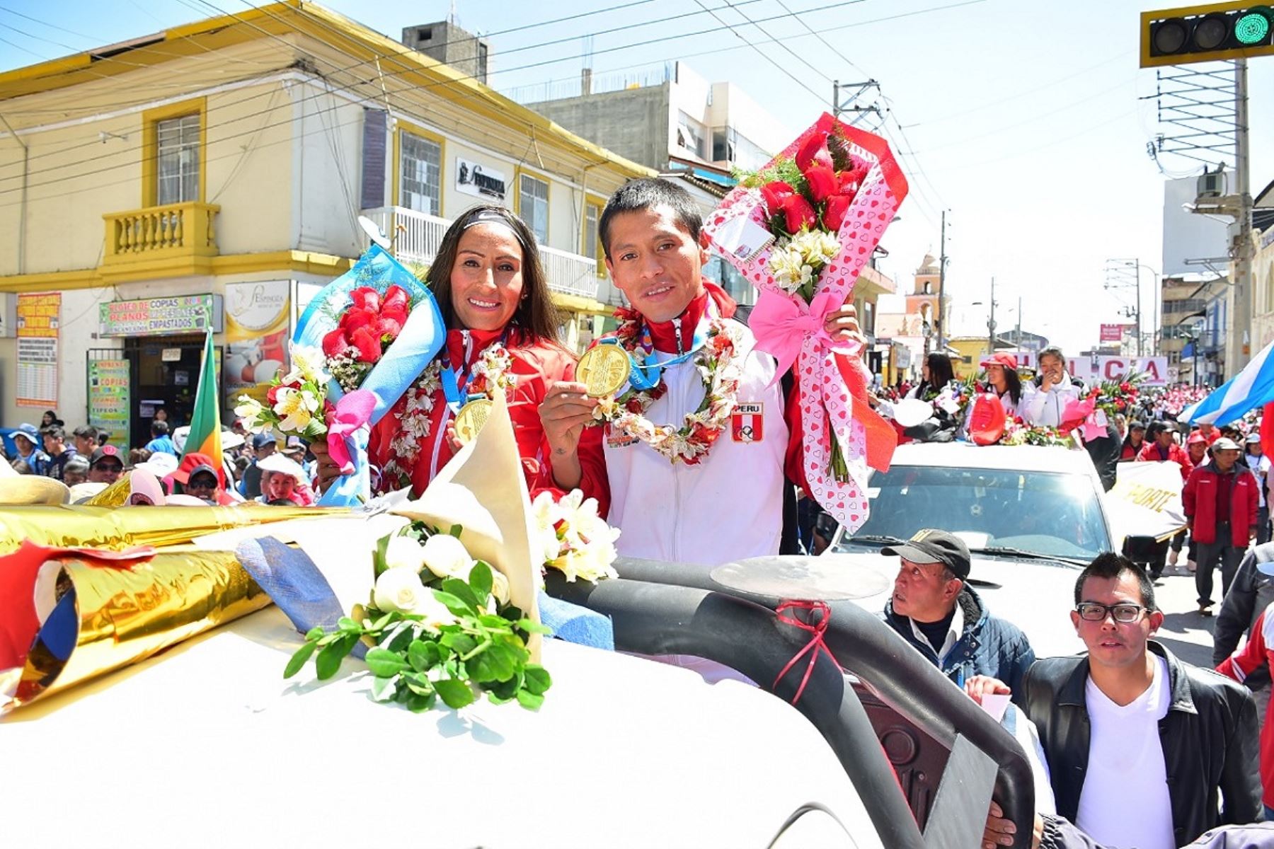 Gladys Tejeda y Christian Pacheco fueron homenajeados en Huancayo