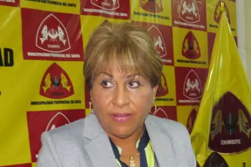 Allanan vivienda de alcalde de Nepeña, Pedro Carranza,para buscar a prófuga exalcaldesa del Santa, Victoria Espinoza, quien tiene sentencia de 4 años de prisión por delito de peculado en agravio del Estado.