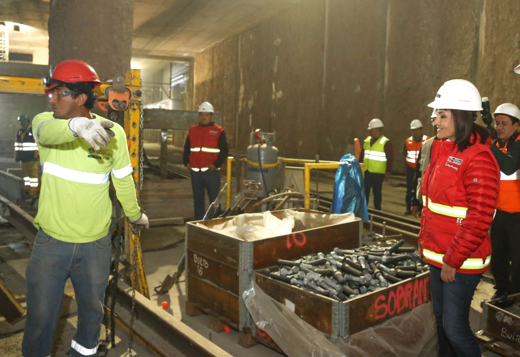 Ministra de Transportes y Comunicaciones, María Jara, inspecciona obras de la Línea 2 del Metro de Lima.