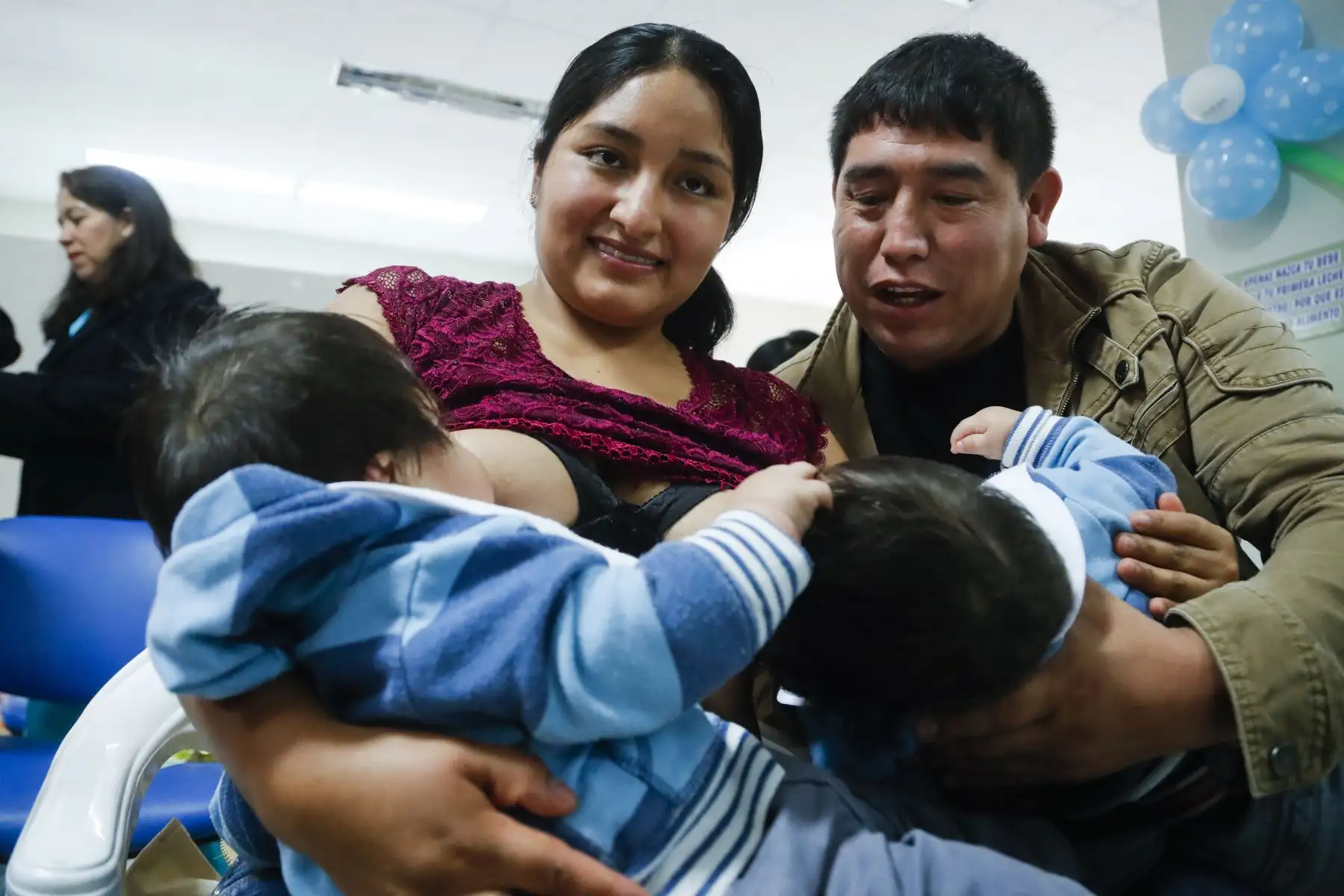 María Roque y Joe Quispe, padres de gemelos de 9 meses ganadores del rey mamoncito llamados Azan Joe Quispe Roque, Azel Joe Quispe Roque. Foto: ANDINA/Josue Ramos