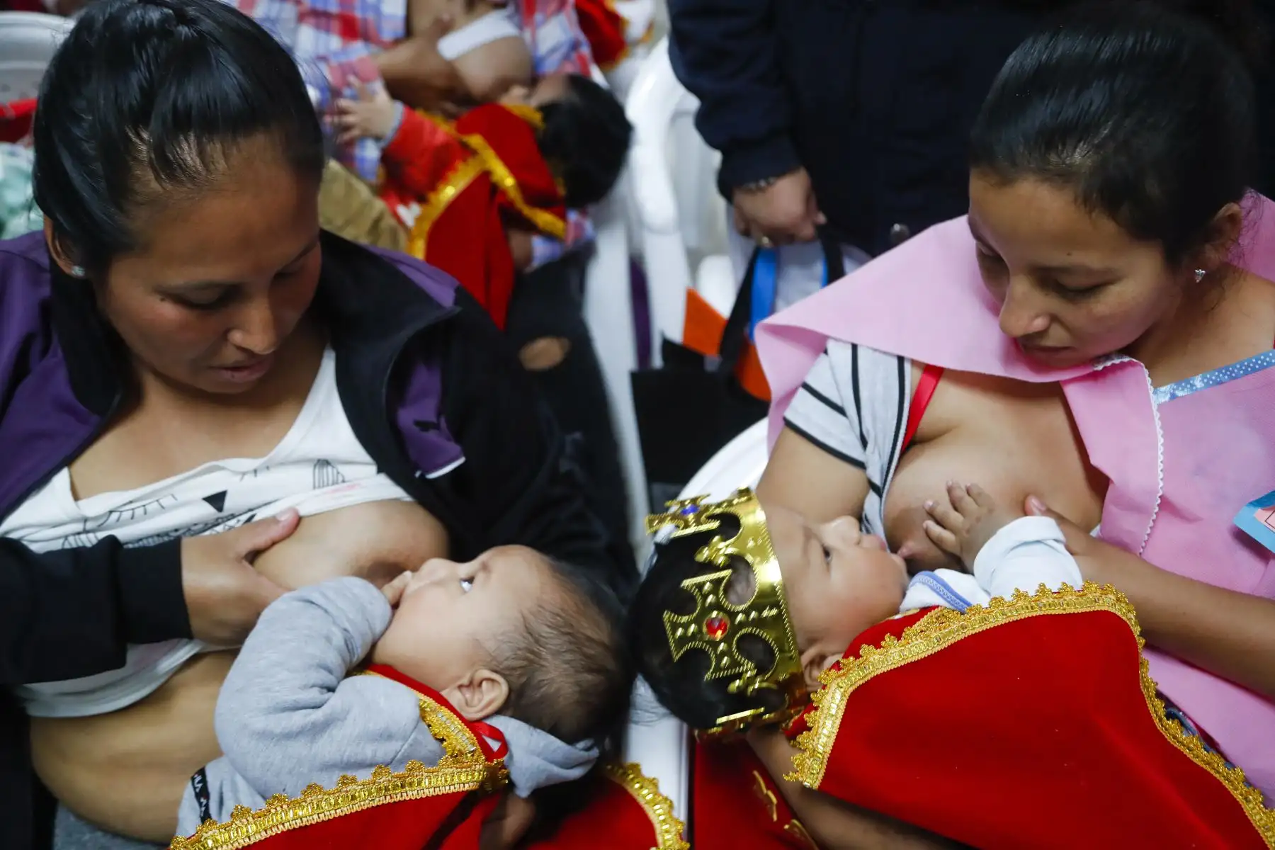 Con motivo de la Semana Mundial de la Lactancia Materna, la Red Prestacional Almenara de EsSalud reunió a más de 30 bebés, entre seis meses a dos años de edad, donde compiten para obtener la corona del “Rey Mamoncito 2019”. Foto: ANDINA/Josue Ramos
