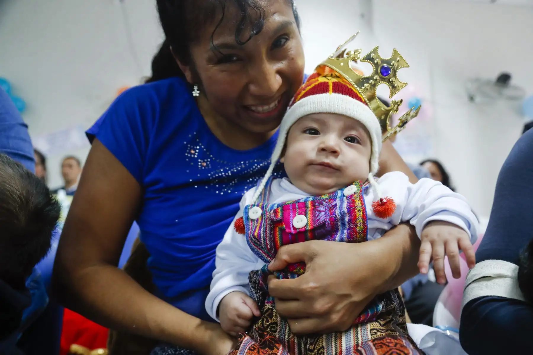 Marcelo Contretas López de 5 meses fue un con un traje llamativo a concursar junto a su mamita Ester López. Foto: ANDINA/Josue Ramos