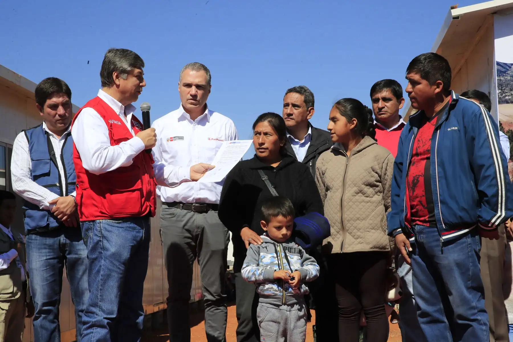 Presidente del Consejo de Ministros, Salvador del Solar y el Ministro de Vivienda, Miguel Estrada, entregaron 140 viviendas de emergencia a damnificados del sector de Pampa Grande, Cajabamba- Cajamarca.
Foto: ANDINA/Juan Carlos Guzmán