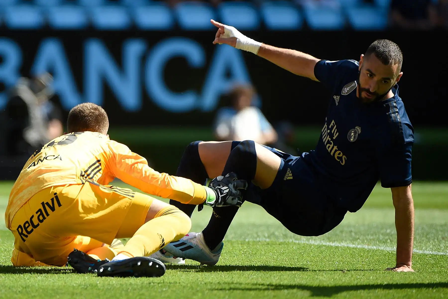 El delantero francés del Real Madrid Karim Benzema celebra después de marcar un gol al arquero español del Celta Vigo Rubén Blanco Veiga (L) durante el partido de fútbol de la Liga española entre el Celta Vigo y el Real Madrid.
Foto: AFP