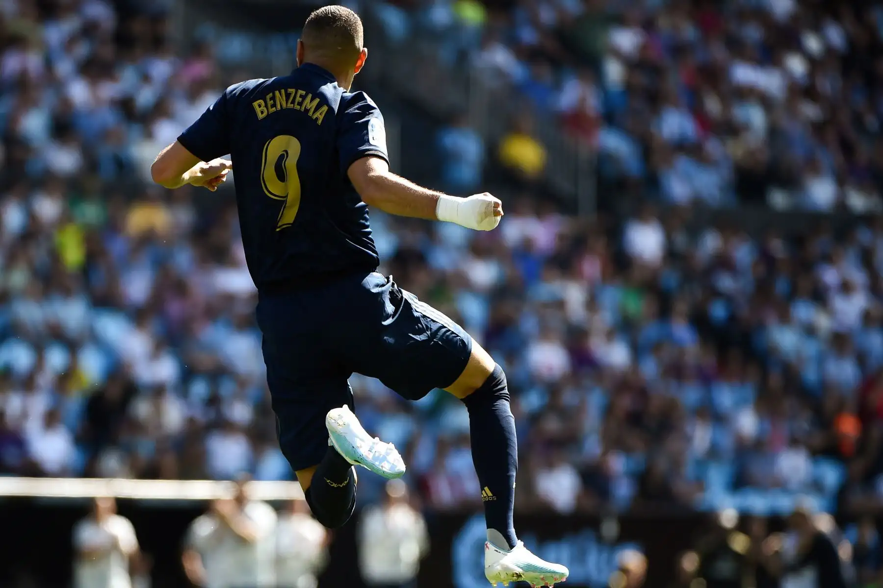 El delantero francés del Real Madrid, Karim Benzema, celebra después de marcar un gol durante el partido de fútbol de la Liga española entre el Celta de Vigo y el Real Madrid.
Foto: AFP