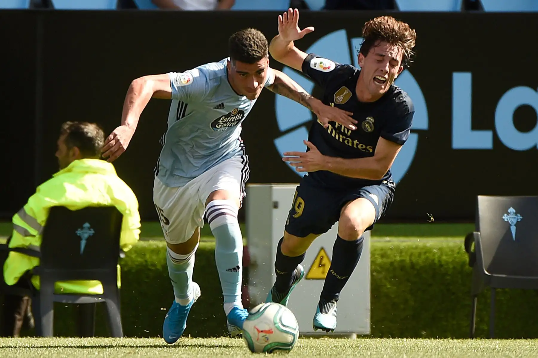 El defensor uruguayo del Celta Vigo Lucas Olaza (L) desafía al defensor español del Real Madrid Álvaro Odriozola durante el partido de fútbol de la Liga española entre el Celta Vigo y el Real Madrid.
Foto: AFP