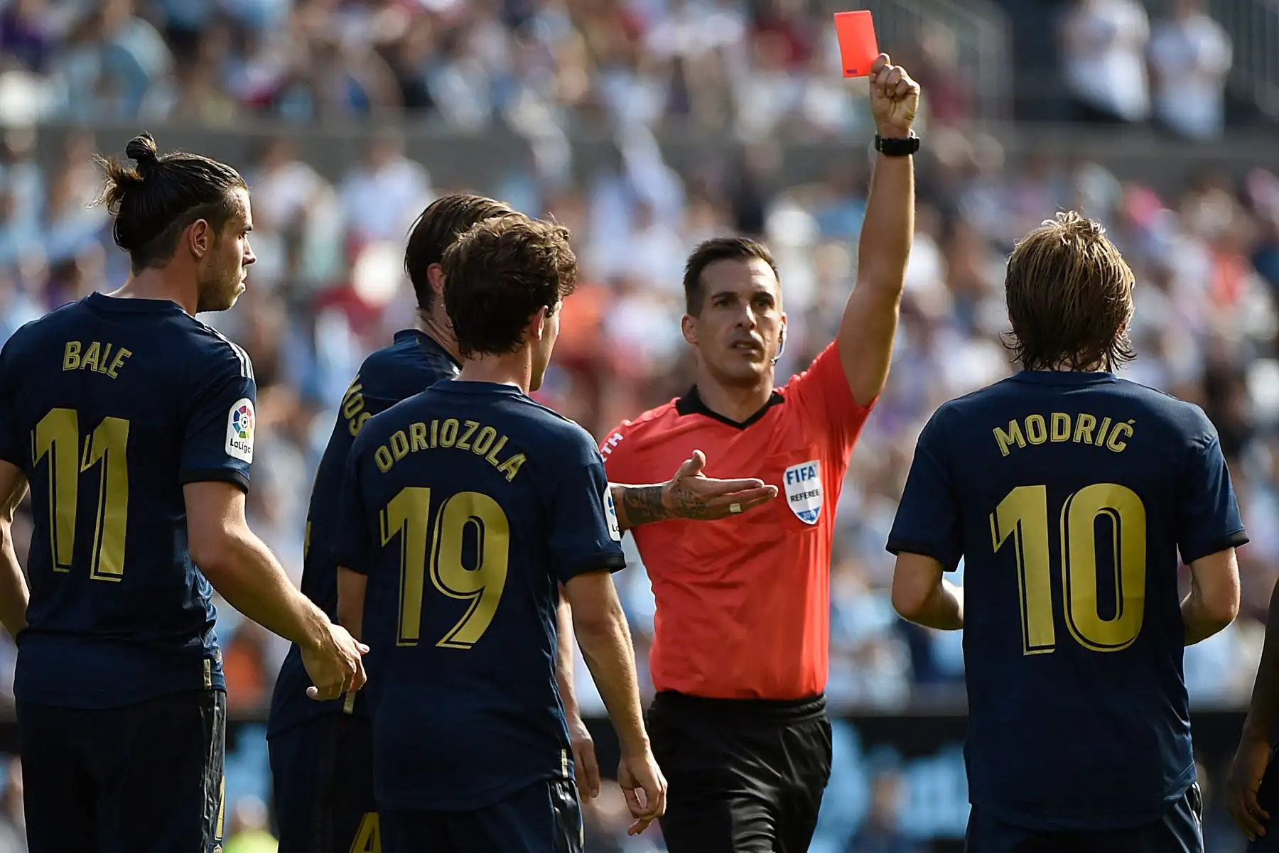 El centrocampista croata del Real Madrid Luka Modric (R) recibe una tarjeta roja del árbitro español Xavier Estrada Fernández durante el partido de fútbol de la Liga española entre Celta Vigo y el Real Madrid.
Foto: AFP